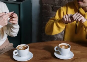 Como a popularização da linguagem de sinais promove a acessibilidade?