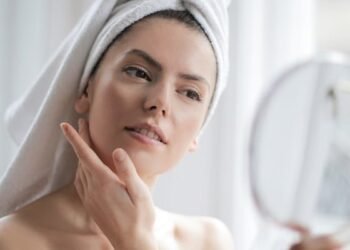 Qual é a forma correta para passar iluminador no rosto?