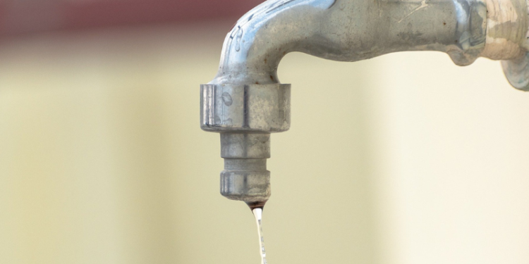 Drenagem lenta: o que fazer quando a água demora a escoar