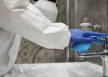 Como desentupir o ralo do banheiro com métodos caseiros e seguros