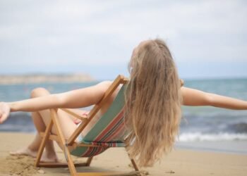 Cuidados com o cabelo no verão: proteção contra o sol, cloro e sal.