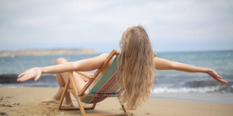 Cuidados com o cabelo no verão: proteção contra o sol, cloro e sal.